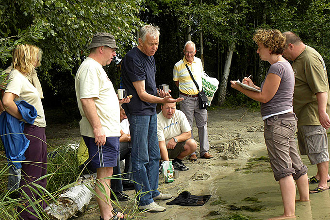 NABU Aktive begutachten Planungen vor Ort - Foto: Tom Kirschey