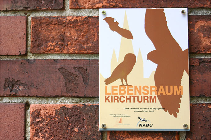 „Lebensraum  Kirchturm“-Plakette – Foto: Helge May