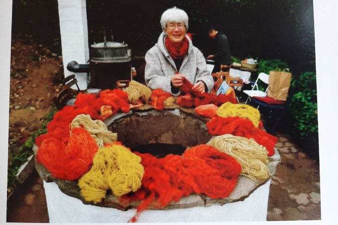 Frau Schleicher mit handgefärbter Wolle 