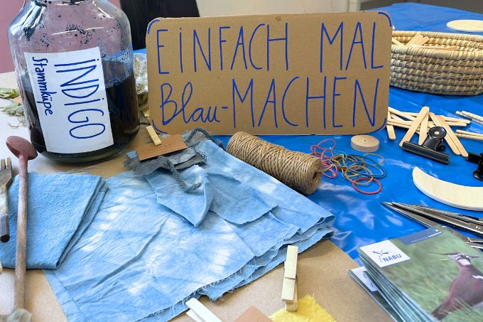 Indigo-Workshop beim Tag der offenen Tür in der Designschule 