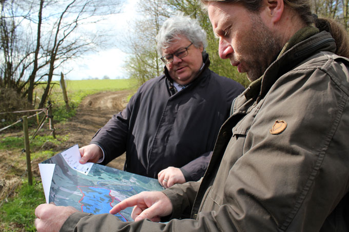Anhand einer Karte zeigte NABU-Landesvorsitzender Stefan Schwill dem Europaabgeordneten Bütikofer die räumliche Ausdehnung des Schutzgebiets. - Foto: Manuela Heberer 