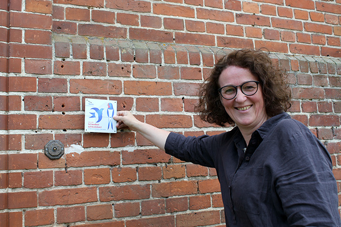 Simone Hirsch aus Kuhstorf freut sich über die Schwalbenplakette. - Foto: Manuela Heberer