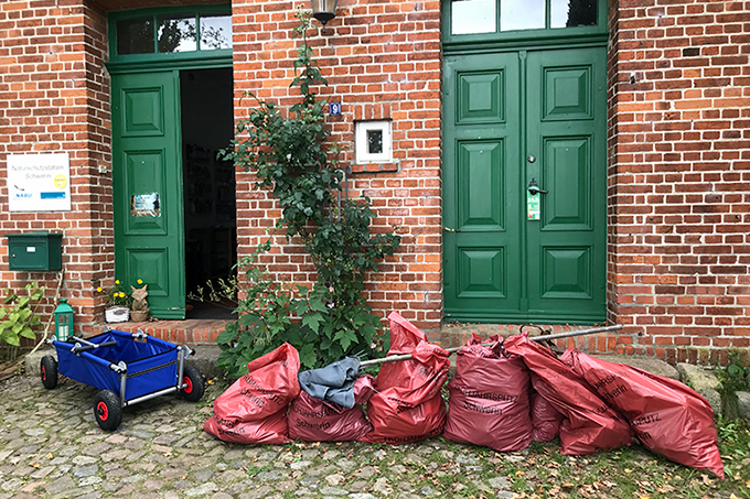 160 Kilo Müll sammelten die freiwillen Helferinnen und Helfer am Ufer des Schweriner Innensees ein. Foto: Eva Rieber