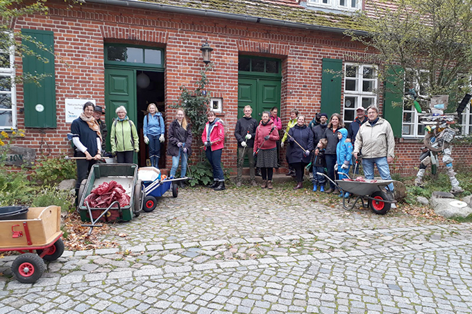 Insgesamt 21 Freiwillige beteiligten sich an der Müllsammelaktion in Schwerin - Foto: Benjamin Weigelt