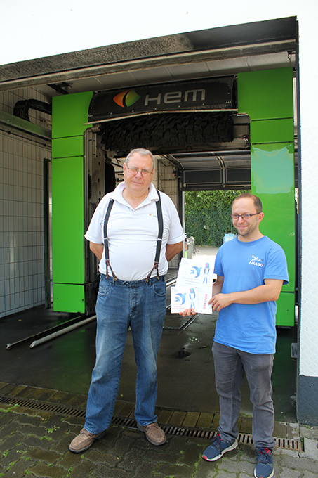 Tankstellenbetreiber Hartwig Kosz aus Ludwigslust erhält die Plakette von NABU-Mitarbeiter Benjamin Weigelt. - Foto: Manuela Heberer