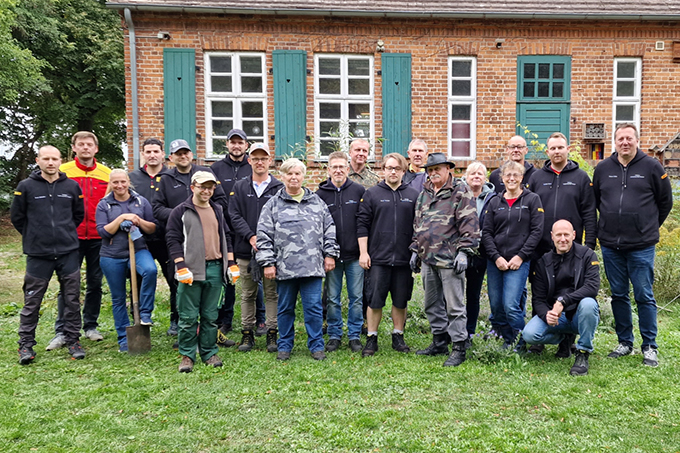 Gruppenfoto nach getaner Arbeit: Das DHL-Team in der Naturschutzstation Schwerin - Foto: Marcel Preuß