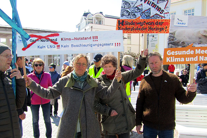 NABU-Aktive auf Rügen bei Protest gegen LNG-Terminals in der Ostsee - Foto: Thomas Kunstmann