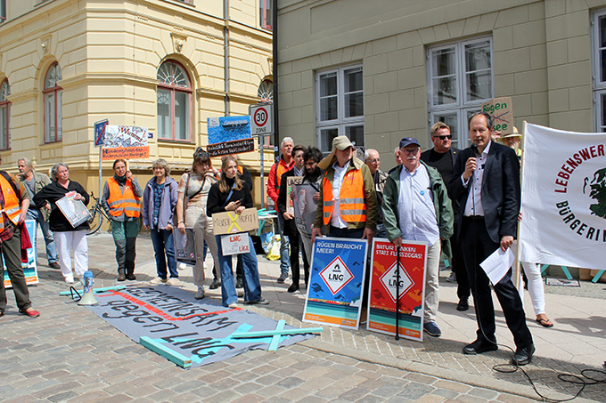 NABU-Kundgebung gegen LNG vor Rügen vor der Schweriner Staatskanzlei - Foto: Manuela Heberer