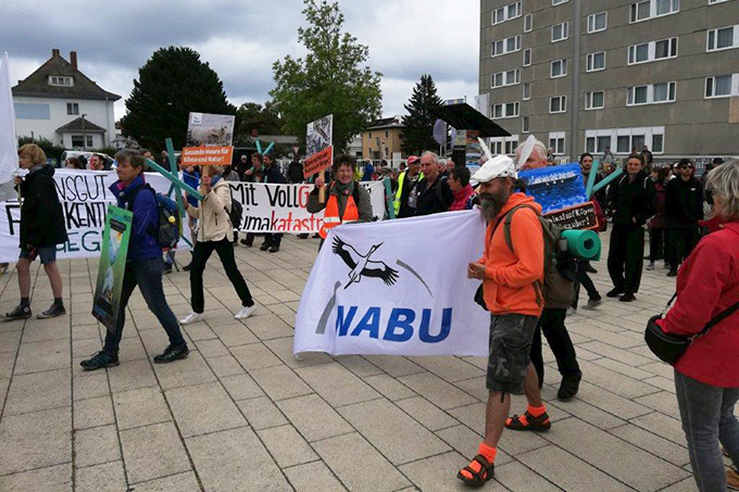 NABU-Aktive beim Protestzug auf Rügen - Foto: Ines Wilke
