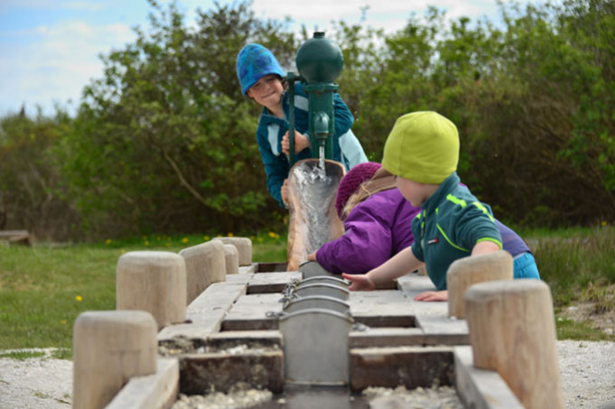 Kinder probieren die Wasserstation des neuen Lehrpfades aus. - Foto: Andrus Krecka