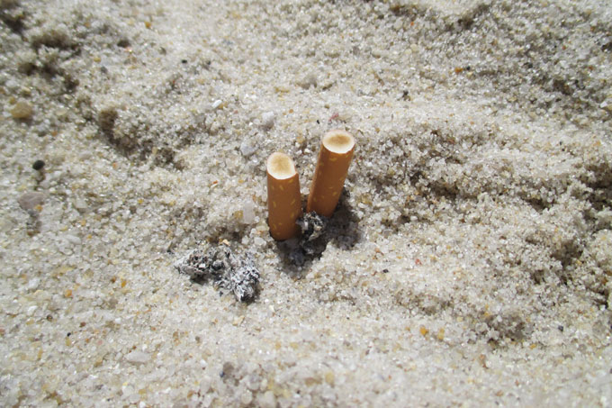 Zigaretten am Strand von Sylt - Foto: NABU/Kim Detloff